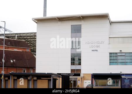 Eine allgemeine Ansicht nach der Sponsoring-Beschilderung wurde aus dem Headingley Stadium, der Heimat des Yorkshire Cricket Club, entfernt. Yorkshire CCC haben mehrere Sponsoren über ihre Handhabung von Azeem Rafiqâ €™s Rassismus Ansprüche verloren. Bilddatum: Mittwoch, 10. November 2021. Stockfoto