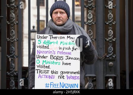 London, Großbritannien, 10. November 2021: Richard Ratcliffe ist am 18. Tag seines Hungerstreiks vor dem Auswärtigen Amt, um gegen ihre Untätigkeit wegen der Inhaftierung seiner Frau im Iran zu protestieren. Nazanin Zaghari-Ratcliffe wird seit über 5 Jahren ohne ein faires Verfahren detailliert, aber ohne die Zustimmung der britischen Regierung zur Tilgung einer alten Schuld wird sie wahrscheinlich nicht freigelassen. Anna Watson/Alamy Live News Stockfoto