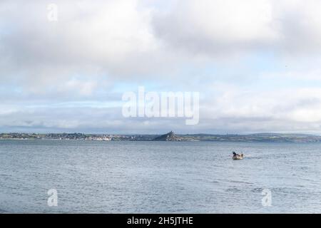 Fischerboot, Rückkehr zum Hafen von Newlyn, Cornwall. St. Michael's Mount im Hintergrund. Stockfoto