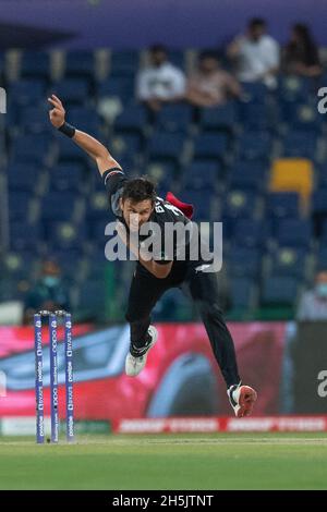 Abu Dhabi, VAE, 10. November 2021. Trent Boult von Neuseeland beim Bowling während des ICC Mens T20 World Cup Halbfinale zwischen England und Neuseeland am 10. November 2021 im Sheikh Zayed Cricket Stadium, Abu Dhabi, VAE. Foto von Grant Winter. Nur zur redaktionellen Verwendung, Lizenz für kommerzielle Nutzung erforderlich. Keine Verwendung bei Wetten, Spielen oder Veröffentlichungen einzelner Clubs/Vereine/Spieler. Kredit: UK Sports Pics Ltd/Alamy Live Nachrichten Stockfoto