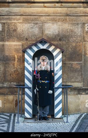 Prag, Tschechische Republik - 15. Januar 2020: Wachdienst vor einem der Hauptportale der historischen Prager Burg in Prag. Stockfoto