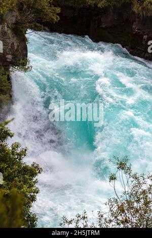 Der reißende Wildbach, der Huka Falls in Neuseeland ist Stockfoto