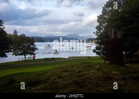 Sportboote vor Anker auf Windermere. Stockfoto