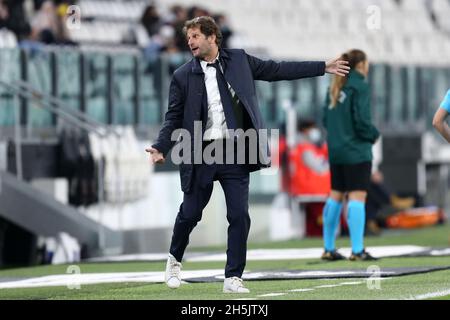 Joe Montemurro , Cheftrainer des FC Juventus, gesteht während des UEFA Women's Champions League Group A-Spiels zwischen dem FC Juventus und dem VfL Wolfsburg am 9. November 2021 im Allianz-Stadion in Turin, Italien. Stockfoto