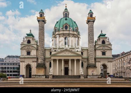 Wien, Österreich - 16. Januar 2020: Wunderschöne Aussicht auf die Karlskirche in Wien, Österreich. Stockfoto