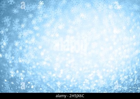 Abstrakt Weihnachten und Neujahr Winter blauen Hintergrund mit Bokeh Schneeflocken. Stockfoto