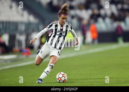 Barbara Bonansea von Juventus FC kontrolliert den Ball während des UEFA Women's Champions League Group A-Spiels zwischen Juventus FC und VfL Wolfsburg im Allianz Stadium am 9. November 2021 in Turin, Italien. Stockfoto