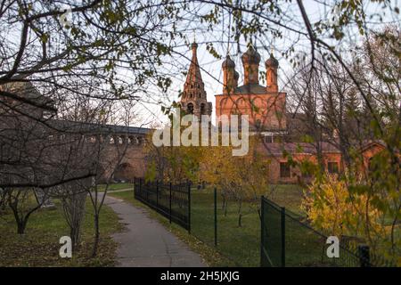 MOSKAU, RUSSLAND - 9. JUNI 2015: Krutitsy Patriarchal Metochion, gegründet Ende des 13. Jahrhunderts, Moskau, Russland Stockfoto