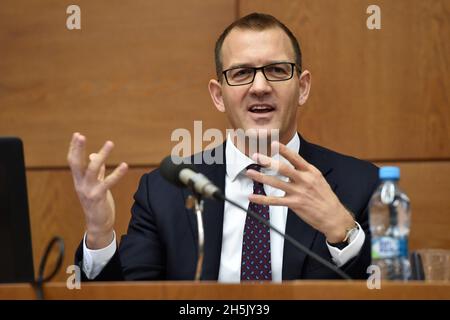 Der Eigentümer von Sparta Praha, Kretinsky, ist Miteigentümer des britischen Fußballvereins West Ham United. Am 10. November 2021 kaufte er 27 Prozent seiner Aktien aus den 1890er Jahren. +++FILE PHOTO++ ***December 6, 2017 FILE PHOTO*** Ein in Frankreich unbekannter tschechischer Milliardär, der im Panama Papers-Skandal mitgerechnet hat, kauft französische Zeitschriften, darunter Elle, die zur Lagardere Group gehören, sagten französische Zeitungen heute, am Donnerstag, dem 19. April 2008, mit Bezug auf Daniel Kretinsky. Sie erwähnen Verbindungen, die einige tschechische Printmedien mit einem anderen tschechischen Milliardär haben - dem zurückgetretenen Premierminister Andrej Babis. Daniel Castvaj, ein Stockfoto