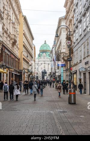 Wien, Österreich - 16. Januar 2020: In Wien, Österreich, laufen Menschen auf der Straße. Stockfoto