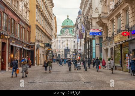 Wien, Österreich - 16. Januar 2020: In Wien, Österreich, laufen Menschen auf der Straße. Stockfoto