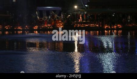 Kathmandu, Bagmati, Nepal. November 2021. Der Kamal-Pokhari-Teich wird während des Chhath-Festivals in Kathmandu, Nepal, am 10. November 2021 mit Lichtern beleuchtet. Das Chhath-Fest ist der Sonne gewidmet, die als Zeichen der Stabilität und des Wohlstands und einer vedischen Göttin ''Chhath Maiya angesehen wird. (Bild: © Sunil Sharma/ZUMA Press Wire) Stockfoto