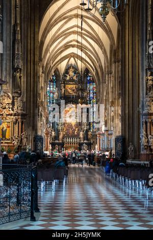 Wien, Österreich - 16. Januar 2020: Innenansicht des Stephansdoms in Wien. Stockfoto