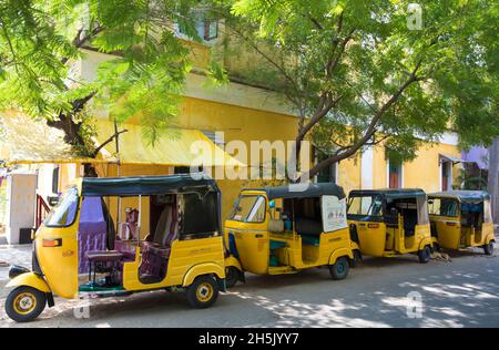 Auto-Rikschas parken an einer Straße in Puducherry, Indien; Puducherry, Tamil Nadu, Indien Stockfoto