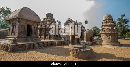 Fünf Rathas, granitgeschnitzte Monolithen in Mahabalipuram, Tamil Nadu, Indien; Chengalpattu, Tamil Nadu, Indien Stockfoto