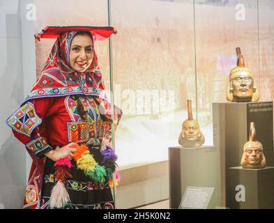 London UK 10 November 2021 Alexandra Fabian mit einem traditionellen Kostüm aus der Cusco-Region von Peru, mit Blick auf die Artefakte, die auf der Peru Journey on Time Ausstellung im British Museum gezeigt werden, die vom 11. Februar 21 bis 22. Februar 2022 stattfindet,Paul Quezada-Neiman/Alamy Live News Stockfoto