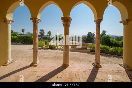 Alcazaba von Merida, arabischer Zitadellenkomplex. Neugotischer Portikus. Extremadura, Spanien Stockfoto