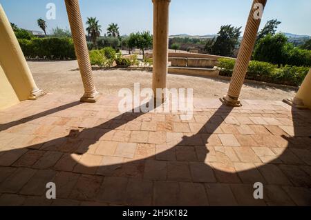 Alcazaba von Merida, arabischer Zitadellenkomplex. Neugotischer Portikus. Extremadura, Spanien Stockfoto