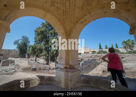 Alcazaba von Merida. Reife Besucherin Frau, die den Komplex beobachtet. Extremadura, Spanien Stockfoto