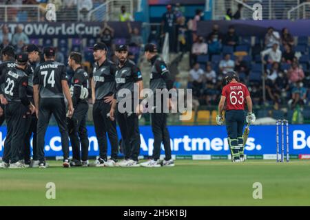 Abu Dhabi, VAE, 10. November 2021. Joss Buttler aus England (Nr. 63) scheidet aus, nachdem er am 10. November 2021 während des Halbfinalmatches der ICC Mens T20 zwischen England und Neuseeland im Sheikh Zayed Cricket Stadium, Abu Dhabi, VAE, für 29 entlassen wurde. Foto von Grant Winter. Nur zur redaktionellen Verwendung, Lizenz für kommerzielle Nutzung erforderlich. Keine Verwendung bei Wetten, Spielen oder Veröffentlichungen einzelner Clubs/Vereine/Spieler. Kredit: UK Sports Pics Ltd/Alamy Live Nachrichten Stockfoto