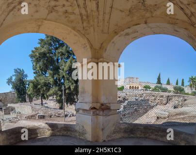 Alcazaba von Merida, arabischer Zitadellenkomplex. Kleiner Tempel aus dem 19. Jahrhundert. Extremadura, Spanien Stockfoto