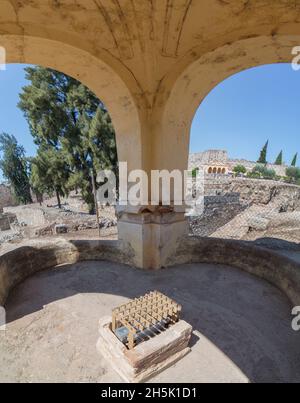 Merida, Spanien - 25. August 2018: Alcazaba von Merida, arabischer Zitadellenkomplex. Kleiner Tempel aus dem 19. Jahrhundert. Extremadura, Spanien Stockfoto