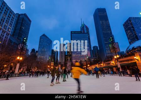 Schlittschuhlaufen im Millennium Park in der Abenddämmerung in Chicago, Illinois, USA; Chicago, Illinois, Vereinigte Staaten von Amerika Stockfoto