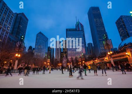 Schlittschuhlaufen im Millennium Park in der Abenddämmerung in Chicago, Illinois, USA; Chicago, Illinois, Vereinigte Staaten von Amerika Stockfoto