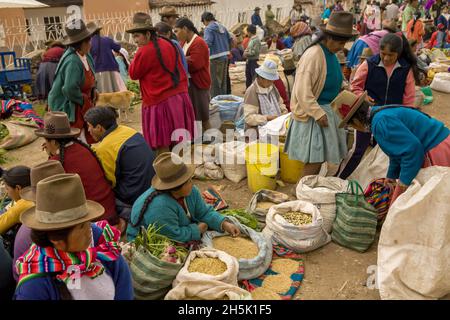 Peruanische Frauen in bunten Gewand und Hüten auf dem Markt. Stockfoto