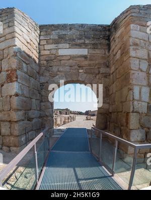 Alcazaba von Merida, arabischer Zitadellenkomplex. Die Zugangstür wird von Türmen auf beiden Seiten flankiert. Extremadura, Spanien Stockfoto