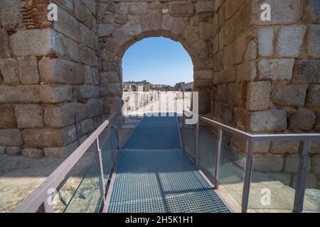 Alcazaba von Merida, arabischer Zitadellenkomplex. Die Zugangstür wird von Türmen auf beiden Seiten flankiert. Extremadura, Spanien Stockfoto