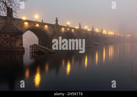 Blick auf die Karlsbrücke in Prag bei Sonnenaufgang mit mystischem Nebel. Tschechische Republik. Stockfoto
