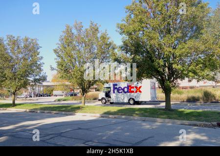 WEST LAFAYETTE, VEREINIGTE STAATEN - Nov 05, 2021: Fed Ex Truck fährt die Straße hinunter Stockfoto