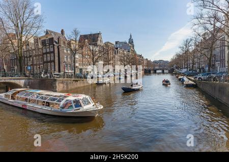 Bootstour auf dem Kanal, Leidsegrach, in Amsterdam; Amsterdam, Nordholland, Niederlande Stockfoto