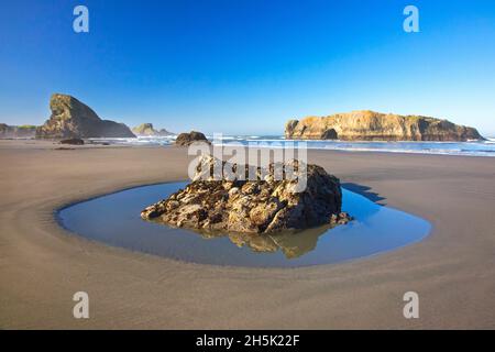 Das Morgenlicht verleiht Cape Sebastian an der South Oregon Coast, Oregon, USA, Schönheit Stockfoto