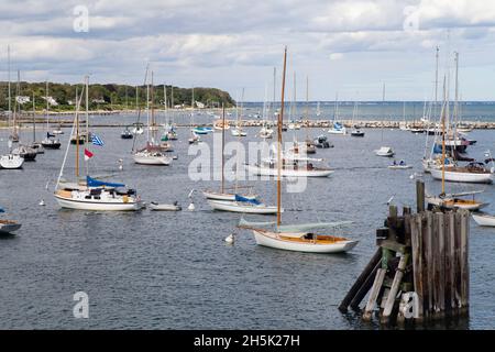 Boote vor Anker in Vineyard Haven. Stockfoto