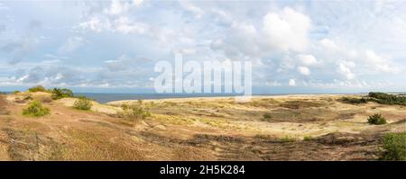 Herrlicher Blick auf die sandigen Grauen Dünen an der Kurischen Nehrung. Das Konzept von Tourismus und Erholung. Stockfoto