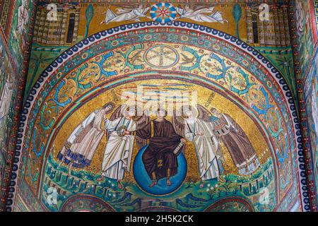 Ravenna, Provinz Ravenna, Italien. Mosaik in Apsis der Basilica di San Vitale von Christus, flankiert von zwei Engeln und St. Vitalis und Bischof Ecclesius. Chr Stockfoto