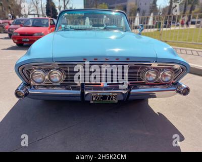 AVELLANEDA - BUENOS AIRES, ARGENTINIEN - 27. Sep 2021: 1961 Dodge Dart Phoenix Cabriolet gebaut von Chrysler. Vorderansicht. Grill. Expo Fierros 2021 Stockfoto