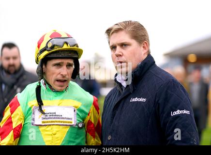 Jockey Harry Skelton (links) und Trainer Dan Skelton vor der Greenhous DAF Handicap-Hürde auf der Rennbahn Bangor-on-Dee. Bilddatum: Mittwoch, 10. November 2021. Stockfoto