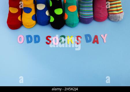 Tag Der Ungeraden Socken. Day Lost Socken, einsame Socken auf blauem Hintergrund. Stockfoto