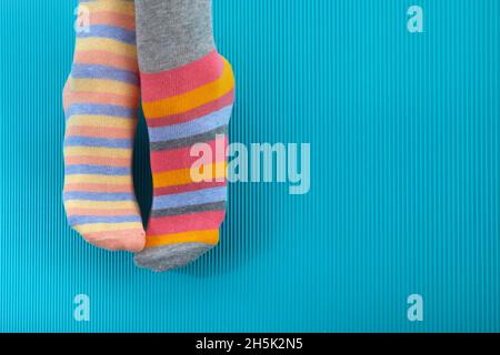 Tag Der Ungeraden Socken. Day Lost Socken, einsame Socken auf blauem Hintergrund. Stockfoto