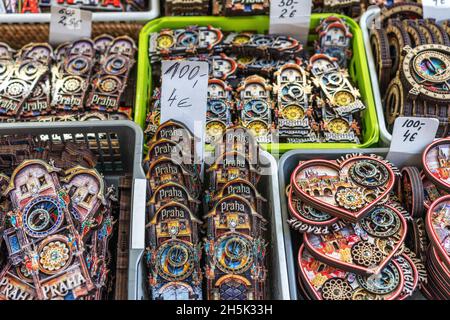 Prag, Tschechische Republik -18. Januar 2020: Ansicht verschiedener Suvenirs auf dem Markt in Prag, Tschechische Republik. Stockfoto