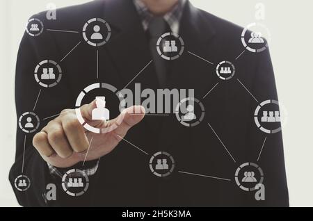 Geschäftsmann Hand zeigt Suchmaschine Social Network Struktur Verbindungen Stockfoto