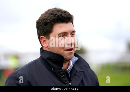 Trainer Olly Murphy nach seinem Pferd Hunters Call mit Jockey Aidan Coleman gewinnt die Greenhous DAF Handicap-Hürde auf der Rennbahn Bangor-on-Dee. Bilddatum: Mittwoch, 10. November 2021. Stockfoto