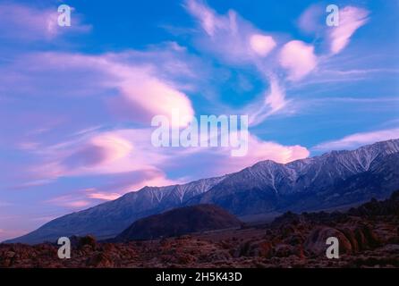 Berge bei Sonnenuntergang Alabama Hills, Sierra Nevada in der Nähe von Lone Pine, Kalifornien, USA Stockfoto