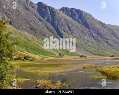 Blick auf den Bach, der durch das Glencoe-Tal fließt, schottische Highlands. Hochwertige Fotos Stockfoto
