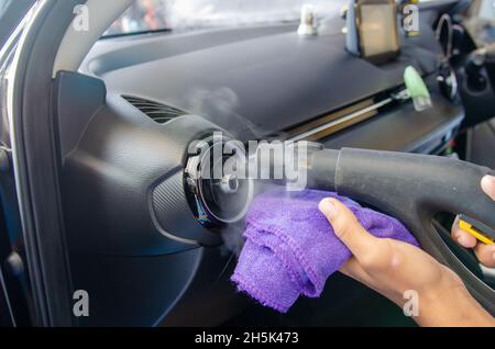 Steam Air Car - Reinigen Sie die Luft des Autos. Dampfwärmesterilisation in der Reinigung der Luftkanäle, Desinfektion von Fahrzeugen.Keimzellen, Viren und Bakterien mit Stockfoto