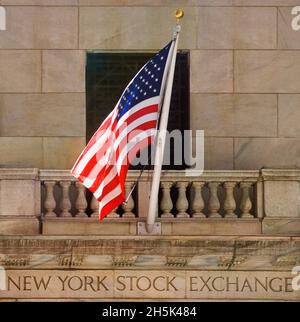 Eingang zum New Yorker Börsengebäude, amerikanische Flagge. 11 Wall Street, East Gallery, New York City, Lower Manhattan, Finanzviertel. Außen. Stockfoto