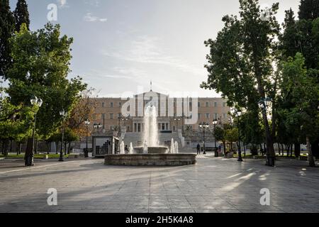 Athen, Griechenland. November 2021. Der Brunnen auf dem Syntagma-Platz mit dem parlamentsgebäude im Hintergrund Stockfoto